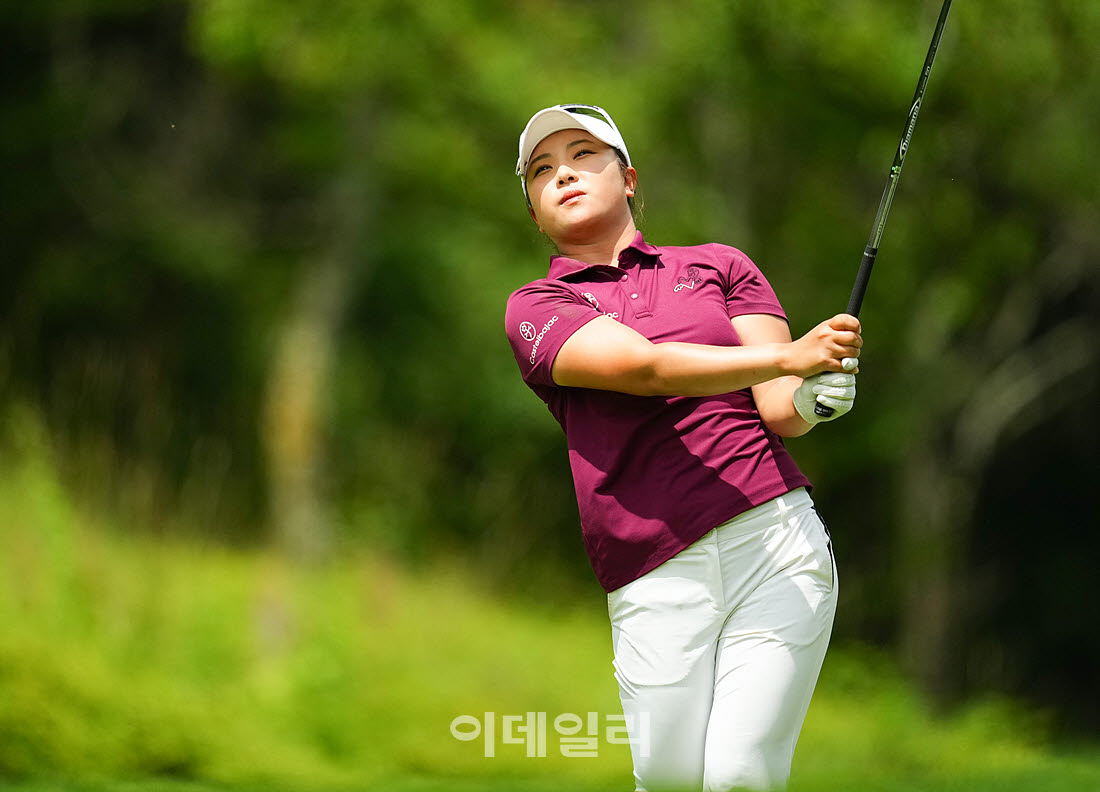 [포토]유서연,타구 방향을 확인해요