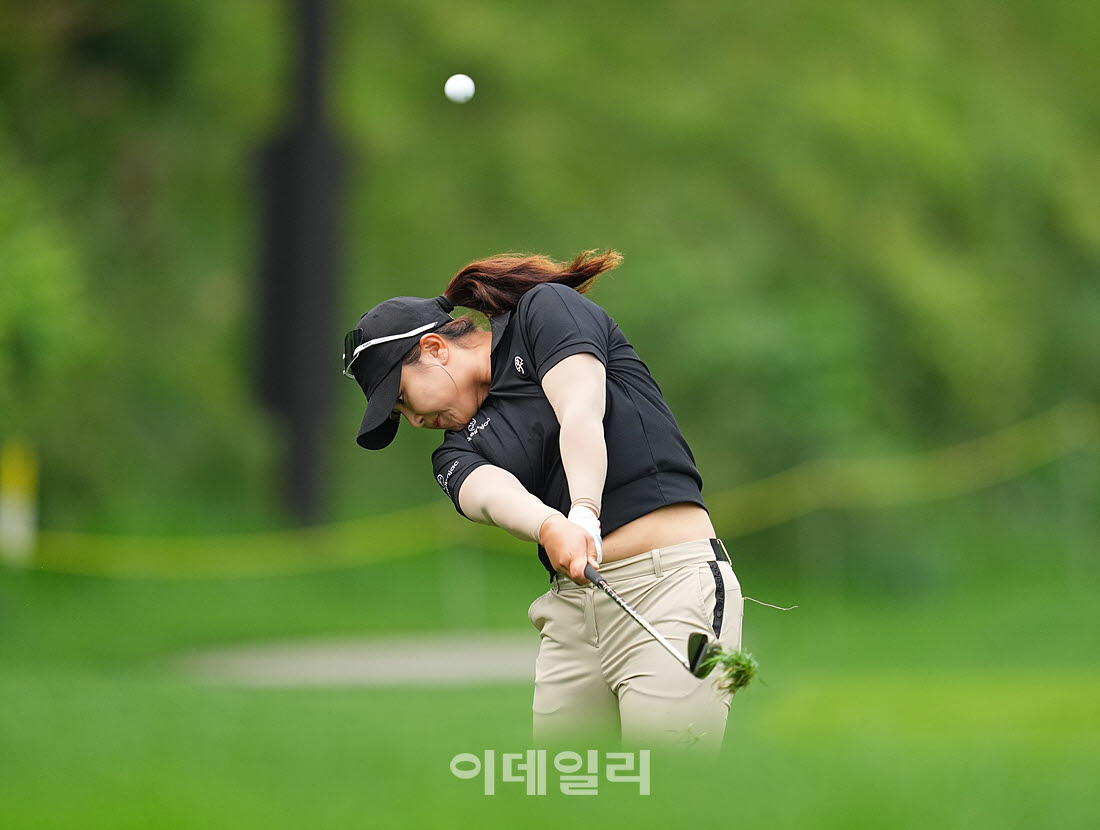 [포토]유서연,러프에서 정교한 아이언샷