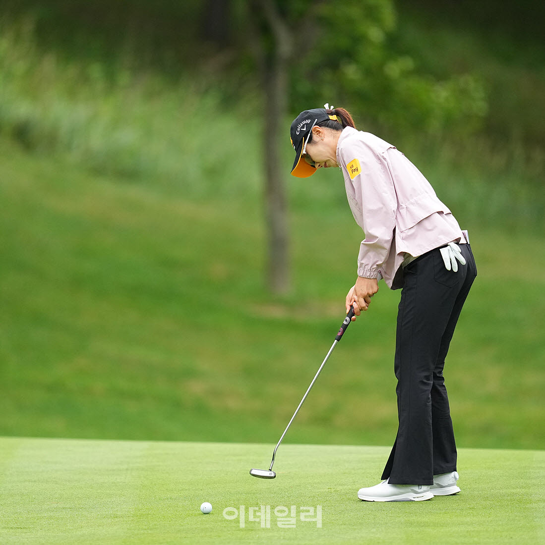 [포토]안송이,첫 홀 버디 홀컵으로