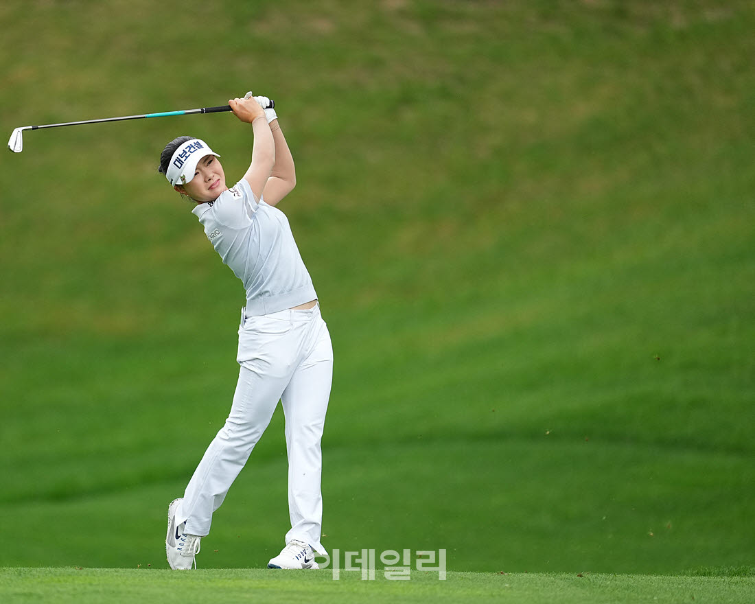 [포토]서어진,버디 위해 핀에 붙인다