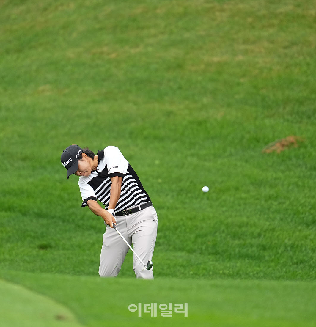 [포토]김지수,러프에서 파워풀 아이언 임팩