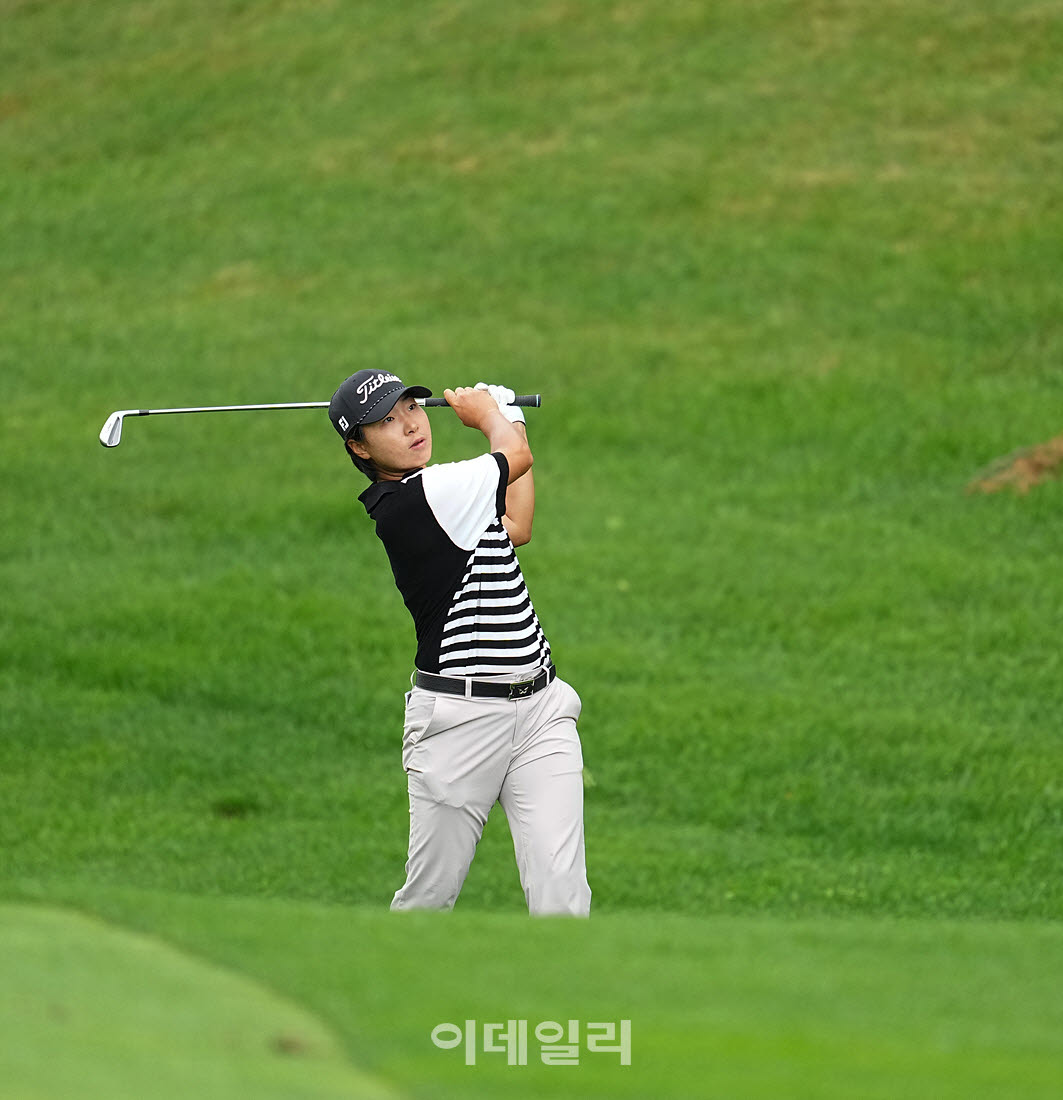 [포토]김지수,그린에 올라 핀으로 굴러라