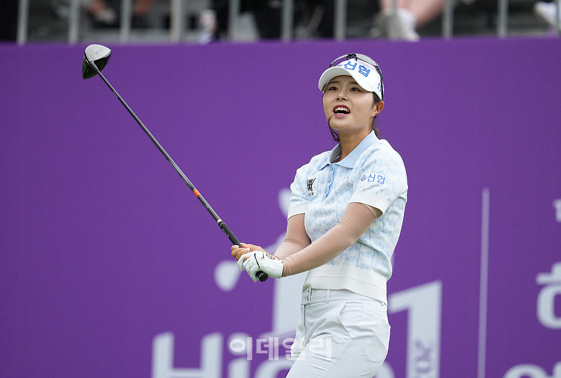 [포토]유지나,타구 방향은 미소