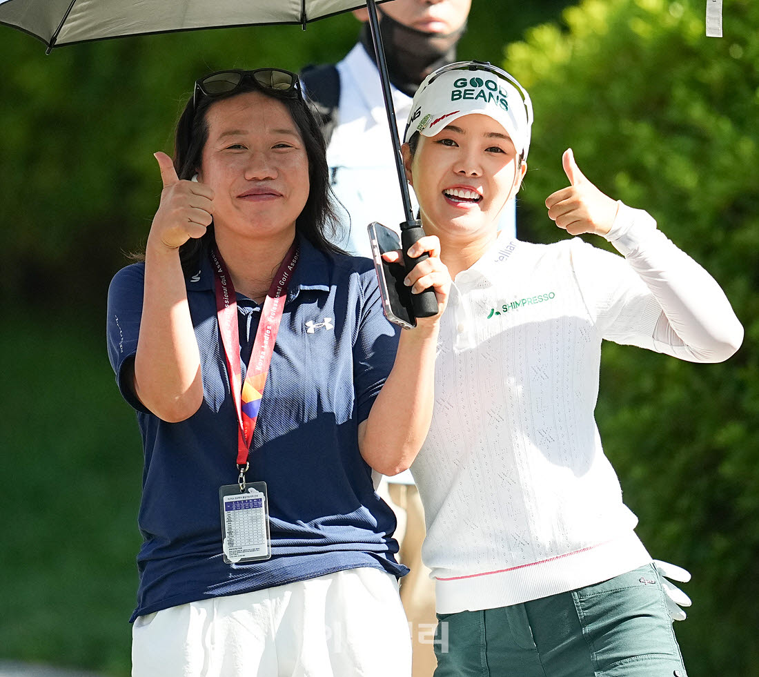 [포토]장은수,매니저 이채은과 최종이 엄지척