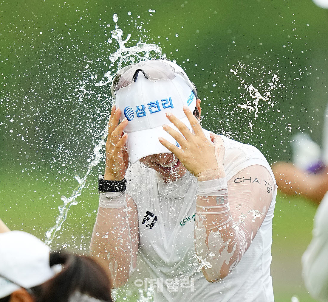 [포토]고지우,행복한 축하 물세례
