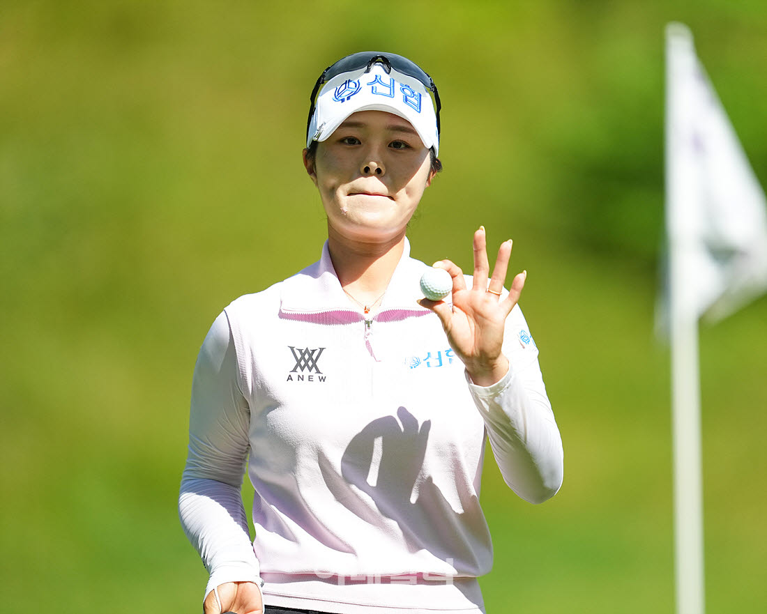 [포토]유지나,기분 좋은 파세이브 볼인사