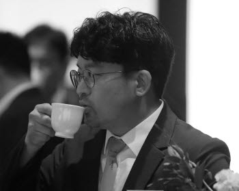 스타벅스 가기 무섭노[데스크의 눈]