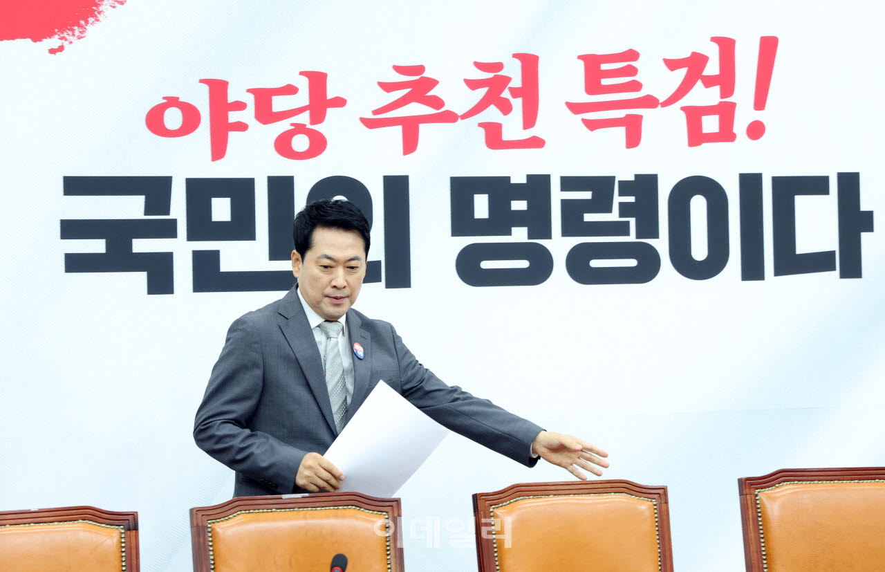 [포토]최고위원회의 참석하는 장동혁 대표