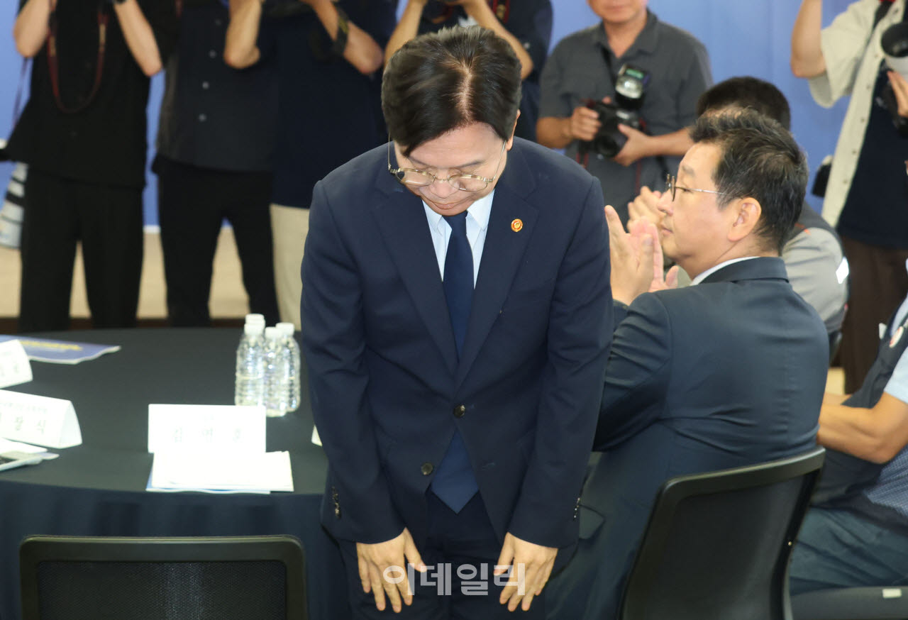 [포토]인사하는 김영훈 노동부 장관