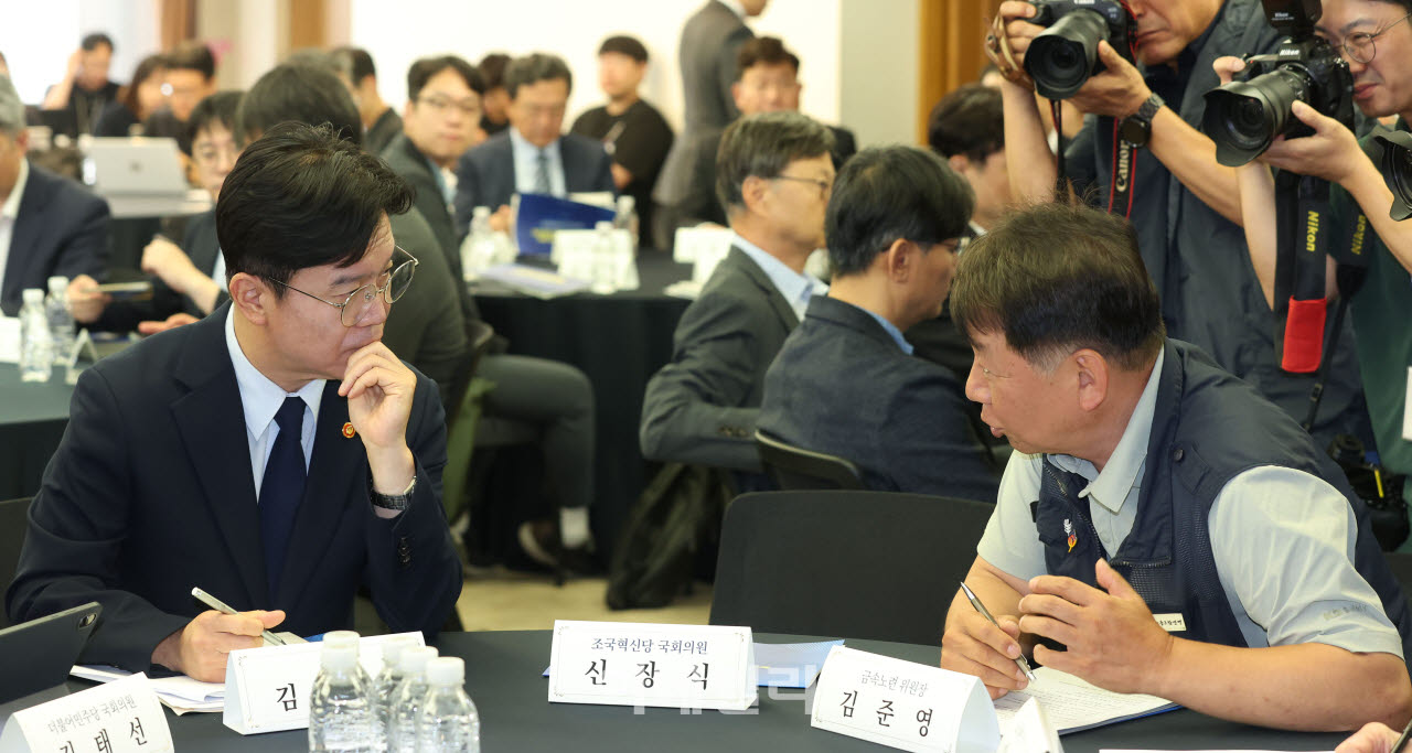 [포토]대화 나누는 김영훈 장관-김준영 위원장