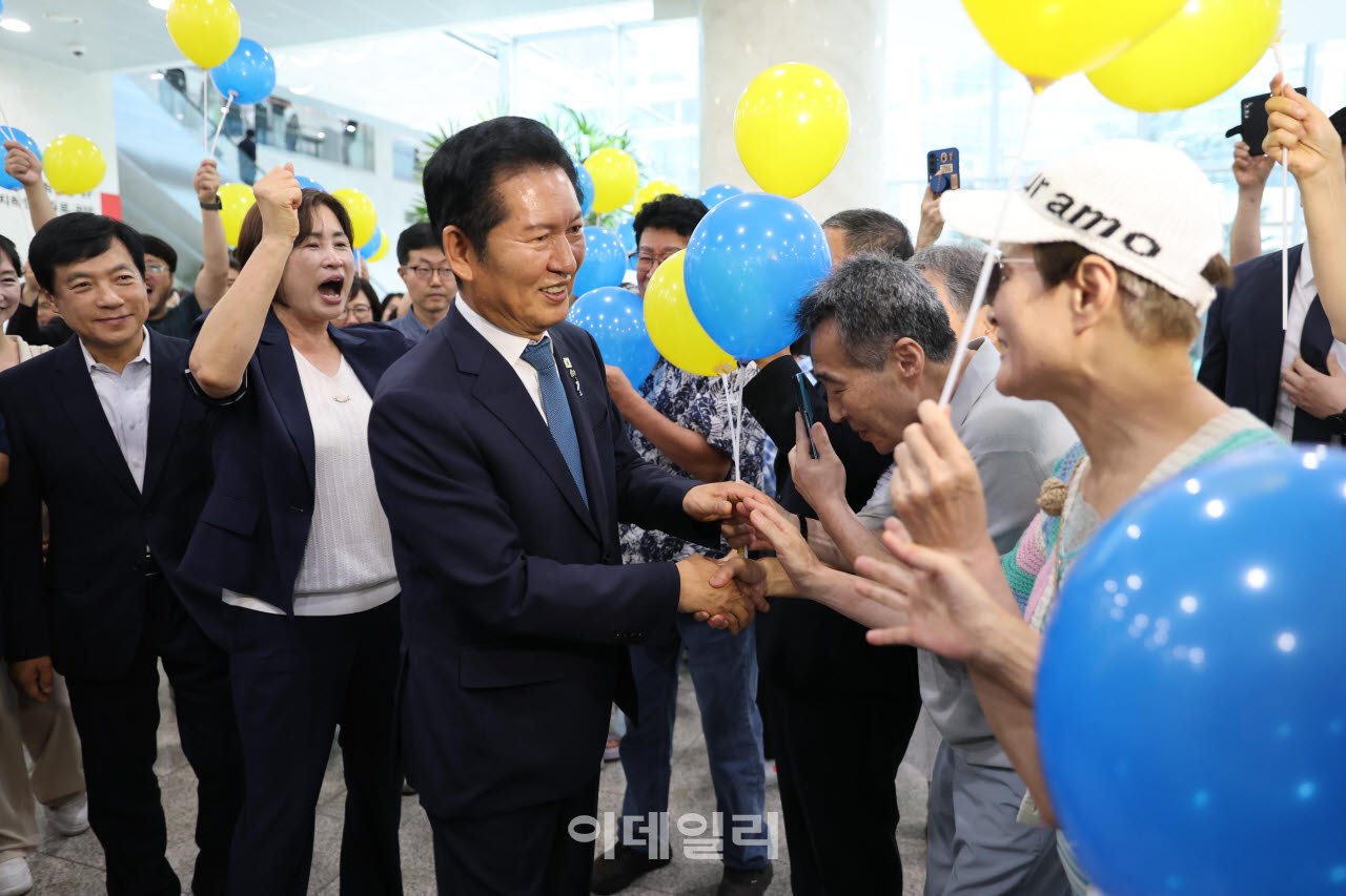 [포토]지지자들과 인사하는 정청래 전 대표