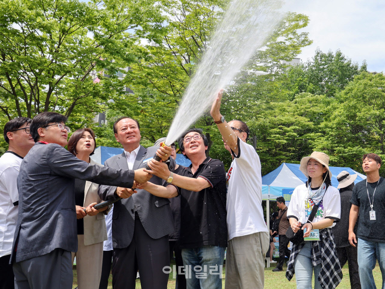 [포토] 물 뿌리기 이벤트하는 유동균 마포구청장