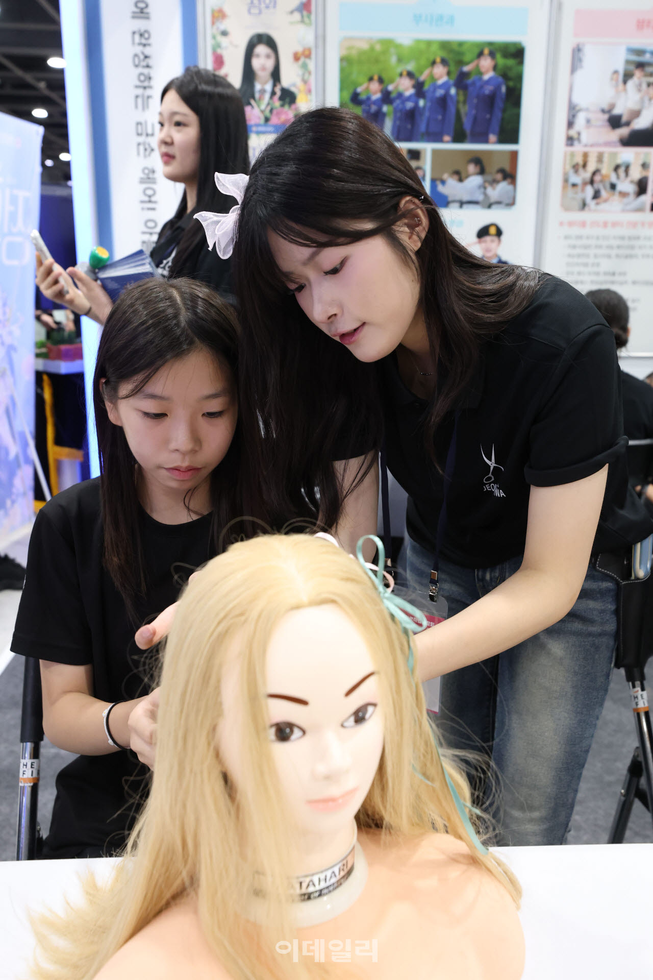 [포토]직접 해보는 헤어 스타일