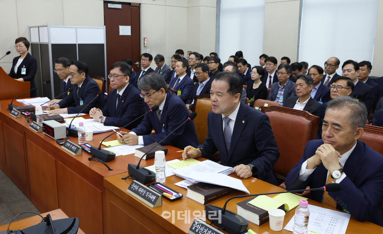 [포토]답변하는 위철환 중앙선관위원장 직무대행