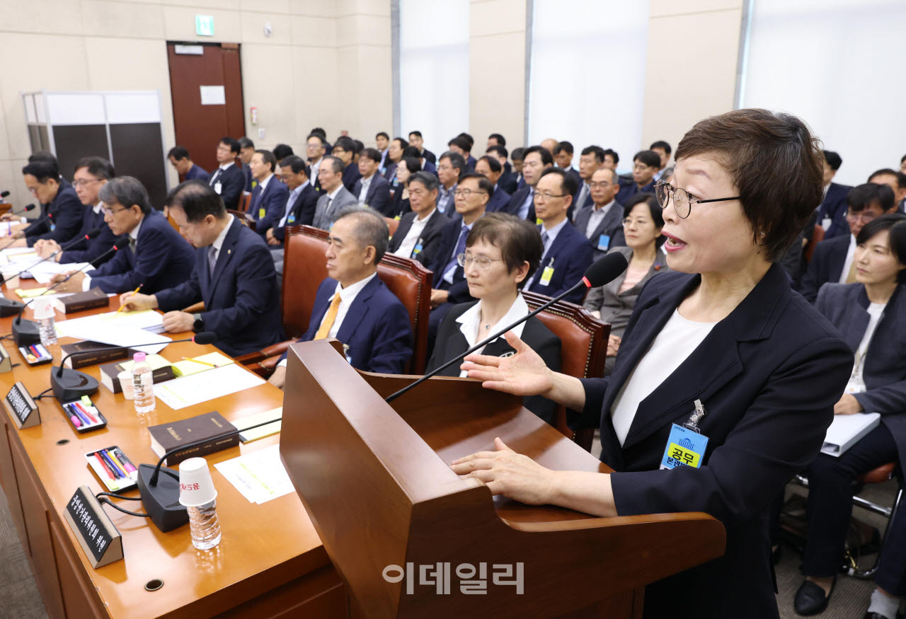 [포토]답변하는 조현욱 진상규명위원장