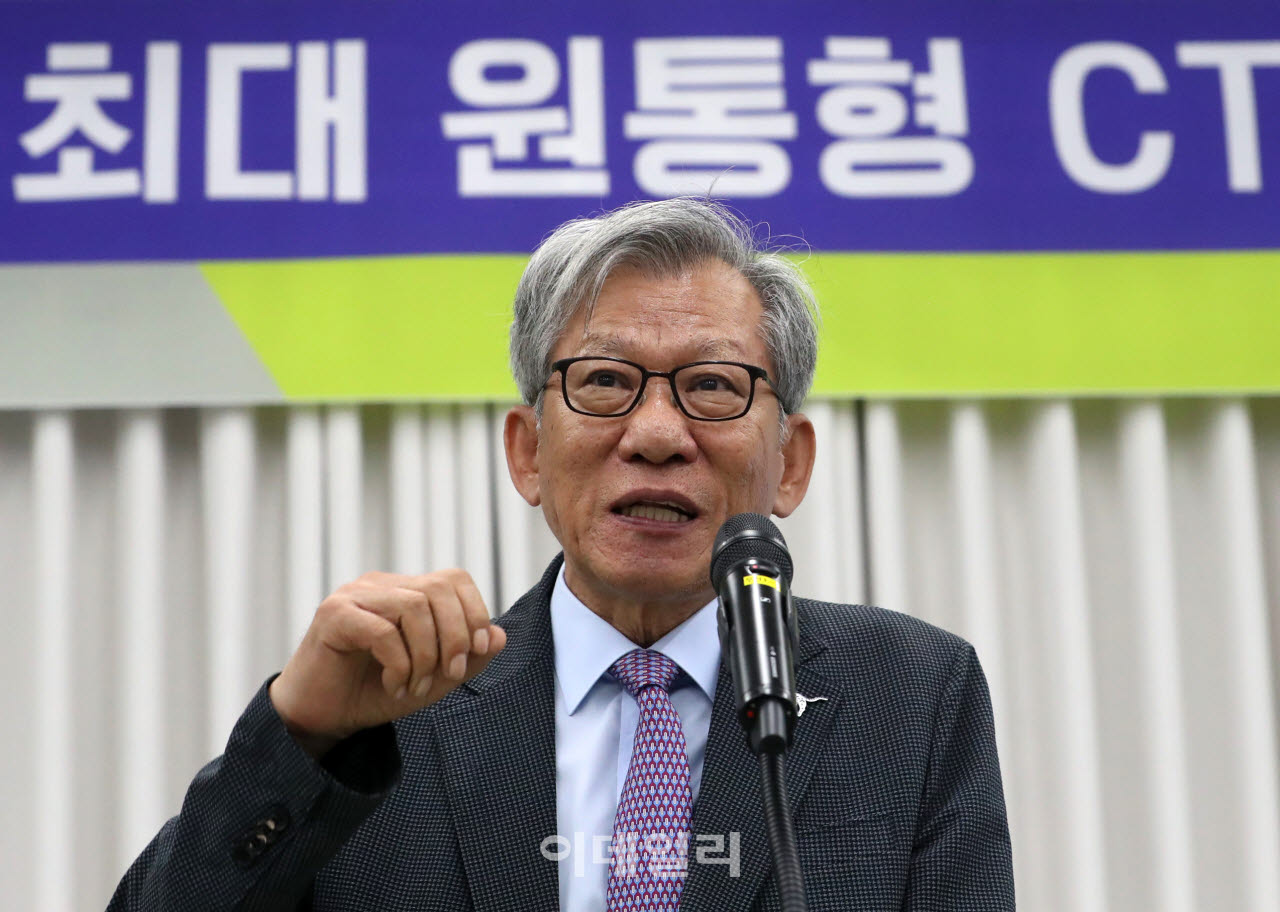 [포토] '세계 최대 원통형 CT 도입' 설명하는 유홍준 관장