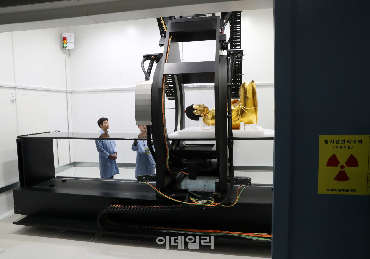 [포토] 대형 문화재 정밀조사하는 원통형 CT