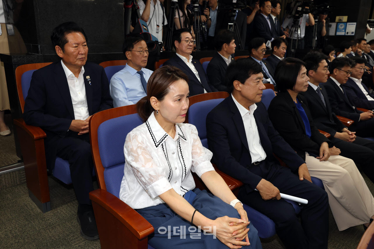 [포토]의원총회 참석한 정청래 전 대표