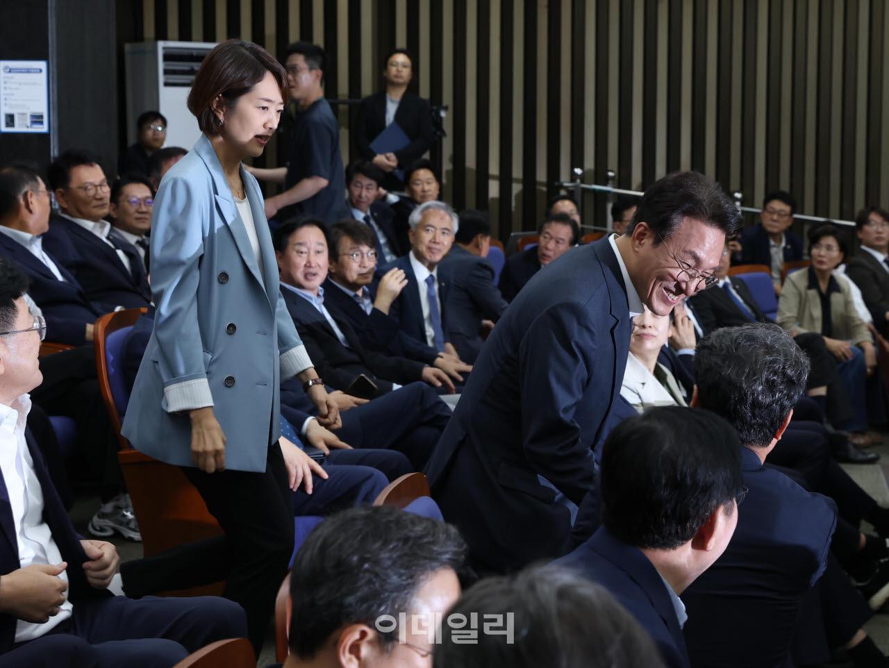 [포토]의원총회 참석하는 김민석-고민정