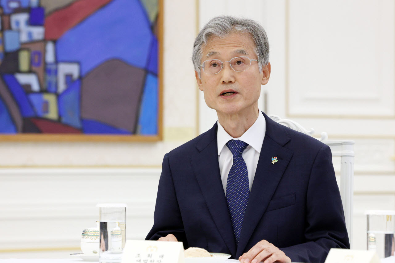 조희대 대법원장 차량 추돌 사고…3명 부상