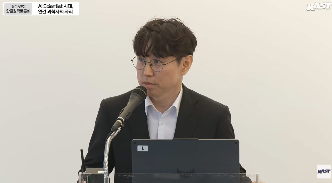 “논문 쓰는 AI 넘어 발견하는 AI 온다”…20% 뚫은 ‘AI 과학자’ 경쟁