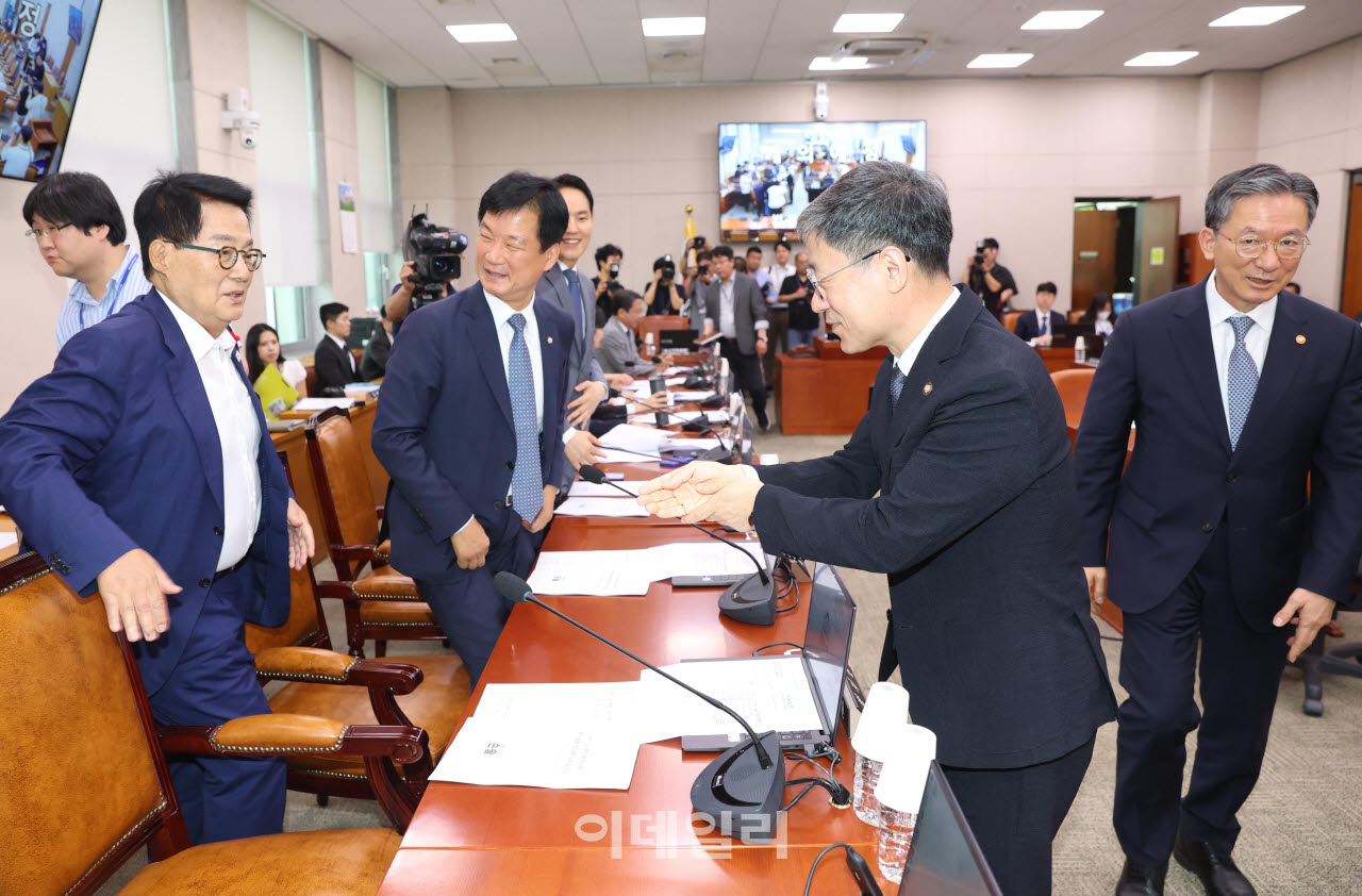 [포토]법사위 전체회의 출석한 노경필 법원행정처장
