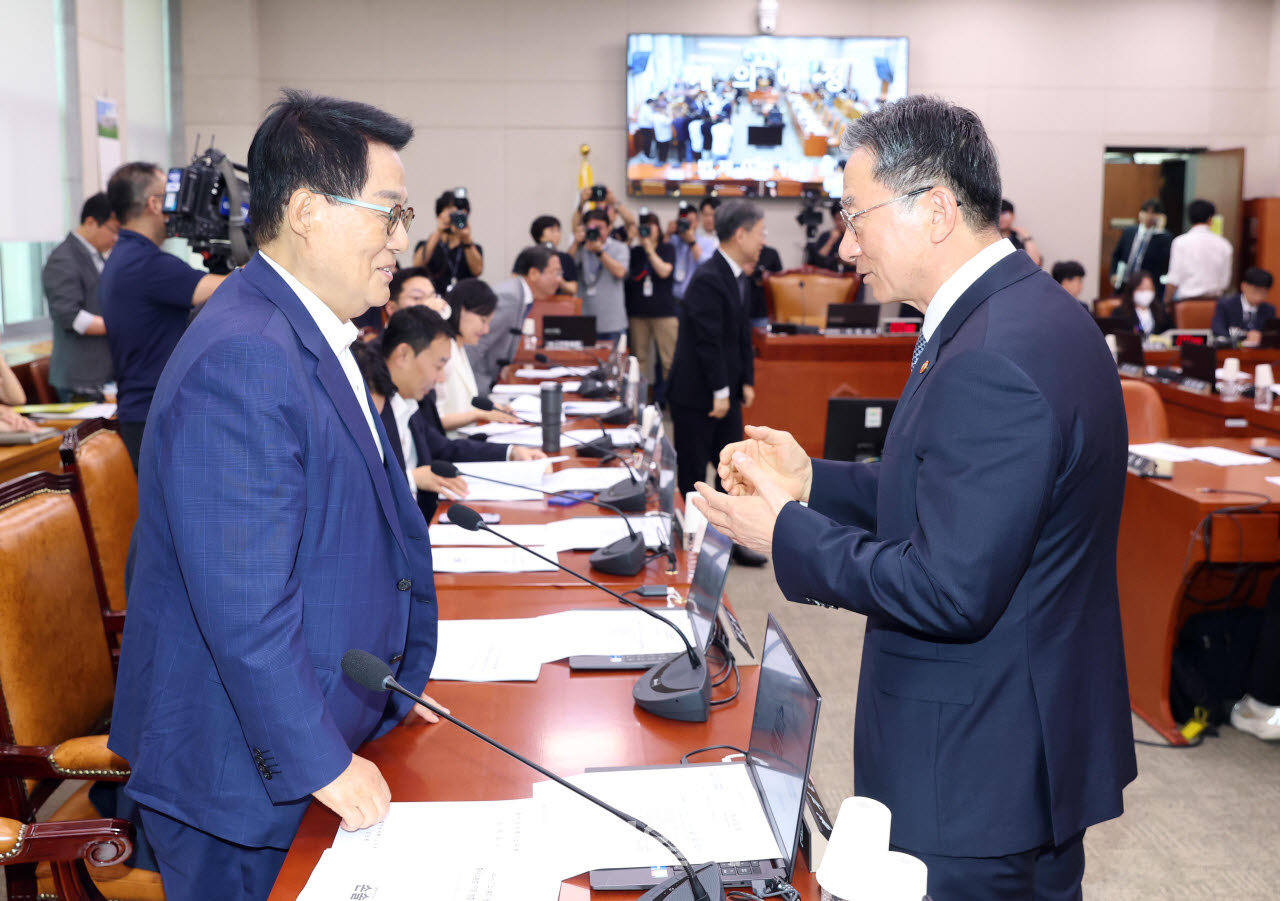 [포토]법사위 전체회의, '대화하는 정성호-박지원'