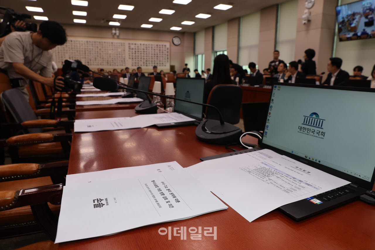 [포토]법사위 전체회의, '국민의힘 불참'