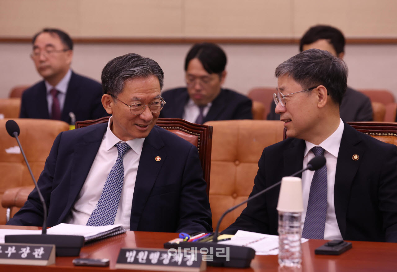 [포토]'법사위 전체회의, '대화하는 정성호-노경필'
