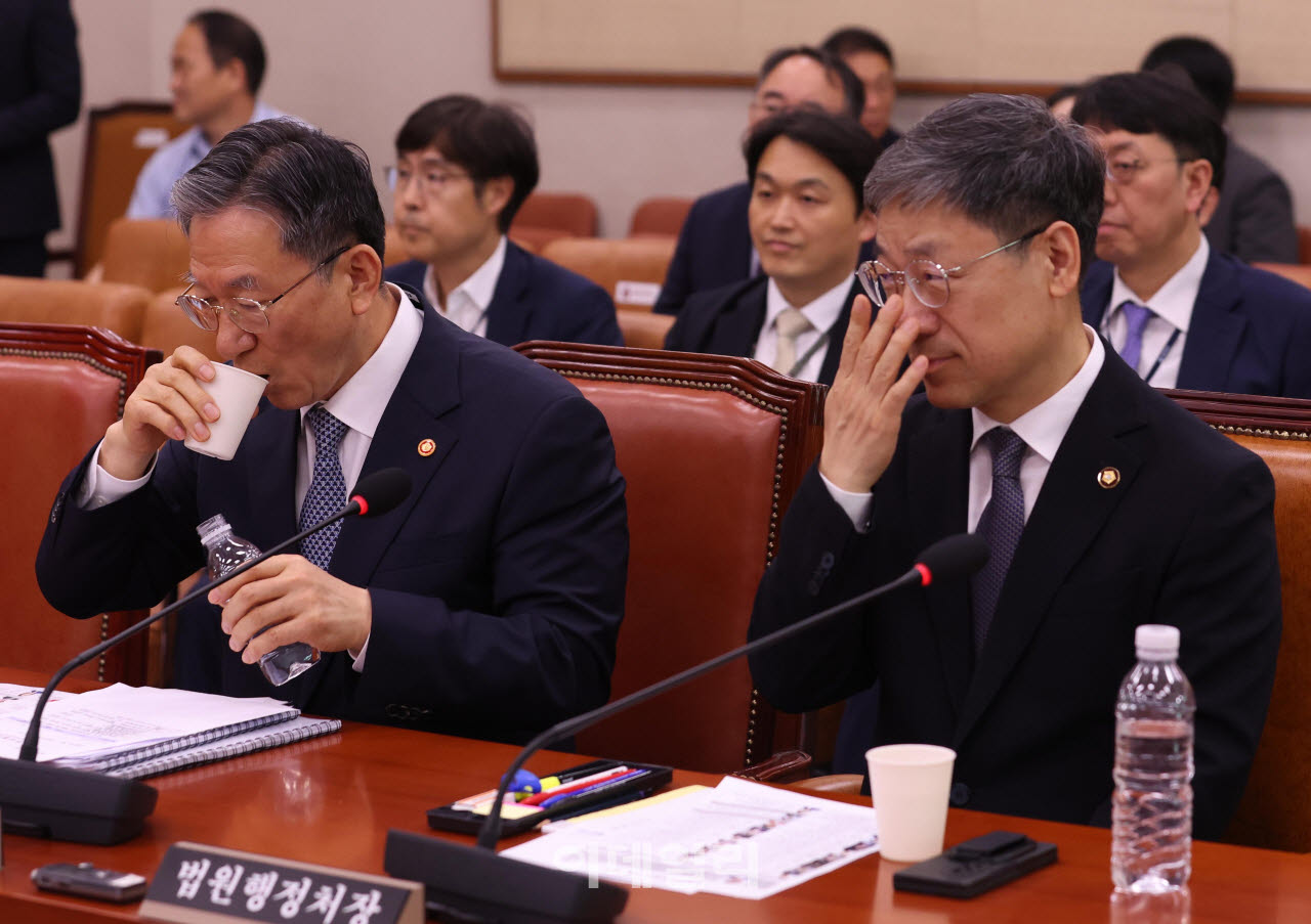 [포토]'법사위 전체회의, '물 마시는 정성호 장관'