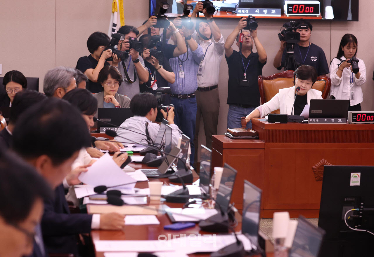 [포토]'법사위 전체회의, '의사봉 두드리는 서영교 위원장'