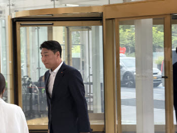 VCM 모인 롯데 사장단, 말 없이 '잰걸음'