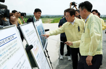 李, ‘오송지하차도 참사 3주기 “비극 잊어선 안 돼…선제적 대비할 것”