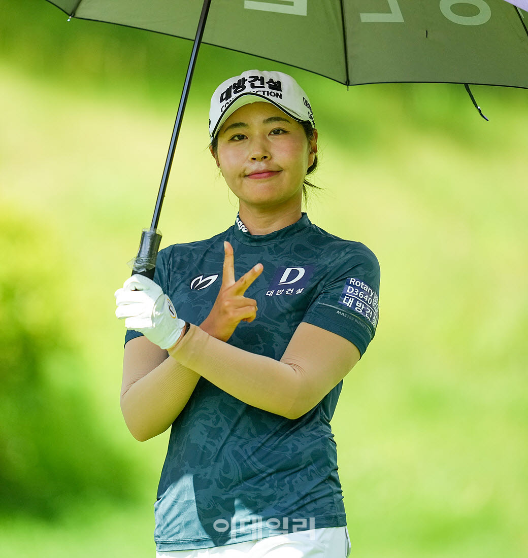 [포토]성유진,버디 향한 브이 출발
