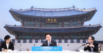 李대통령, 업무보고 이틀째…과기·국토·복지 등 정책 점검