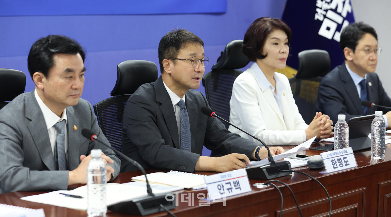 [포토]'모두발언하는 한병도 직무대행'