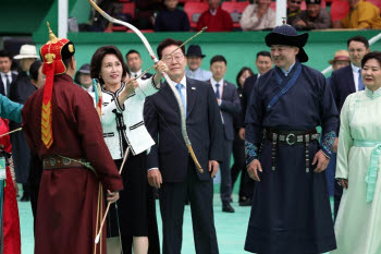 "김혜경 여사, 몽골 대통령과 악수 뒤 손 탈탈"...직전 상황 보니