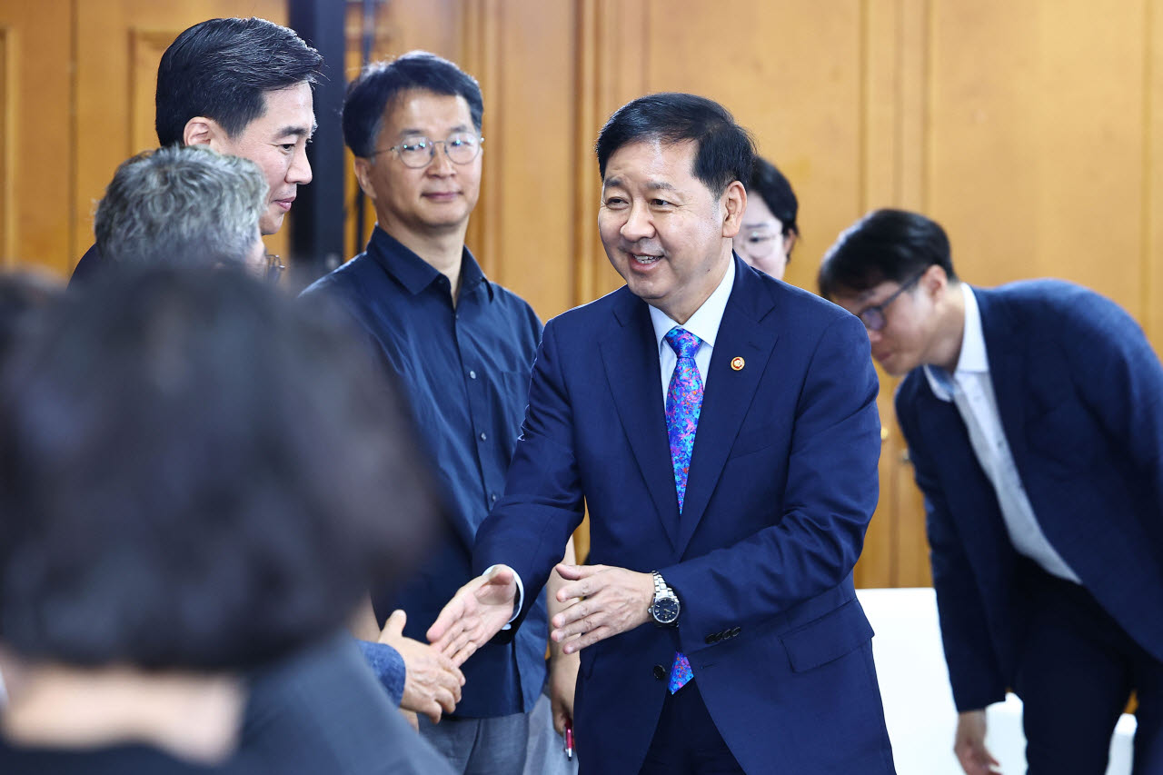 [포토]부동산 세제 국민 의견 경청 토론회 참석자들과 인사 나누는 구윤철 부총리