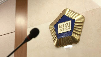 "아내 스스로 찔렀다"…아들 앞에서 아내 흉기 살해한 50대 '중형'