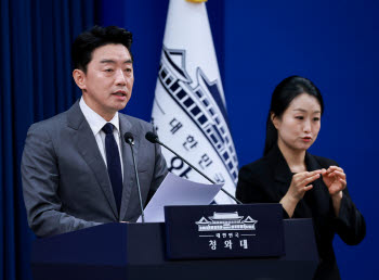 강훈식, 카타르 조문 마치고 귀국…"협력의지 재확인"(종합)