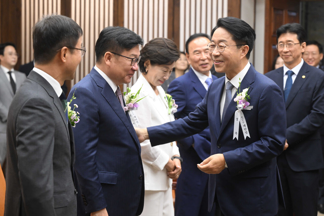 [포토]인사 나누는 조정식 국회의장-정점식 국민의힘 원내대표