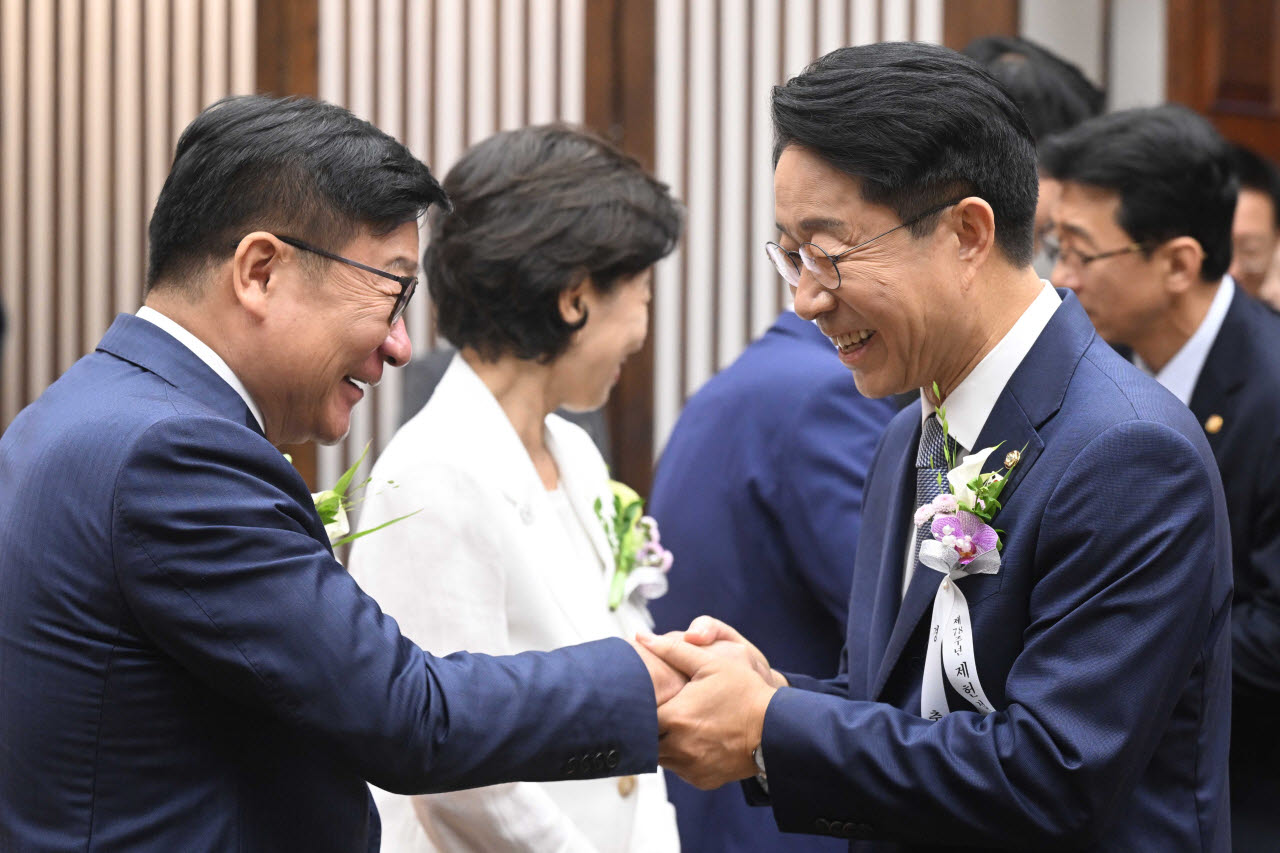 [포토]손 맞잡은 조정식 국회의장-정점식 국민의힘 원내대표