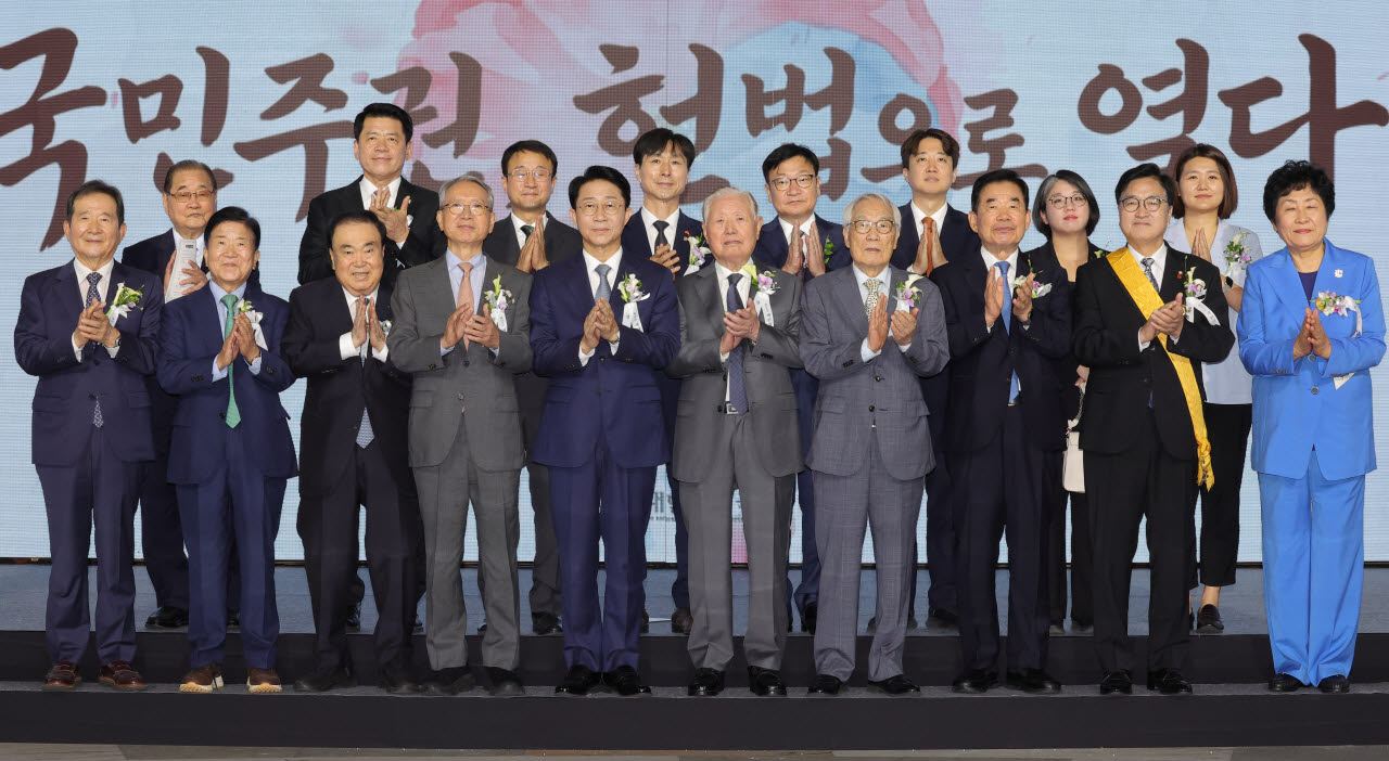 [포토]제78주년 제헌절 축하하는 전직 국회의장들