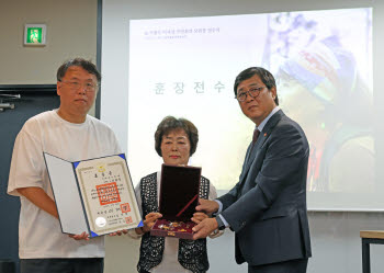제주올레 길 연 故 서명숙 이사장에 국민훈장 모란장