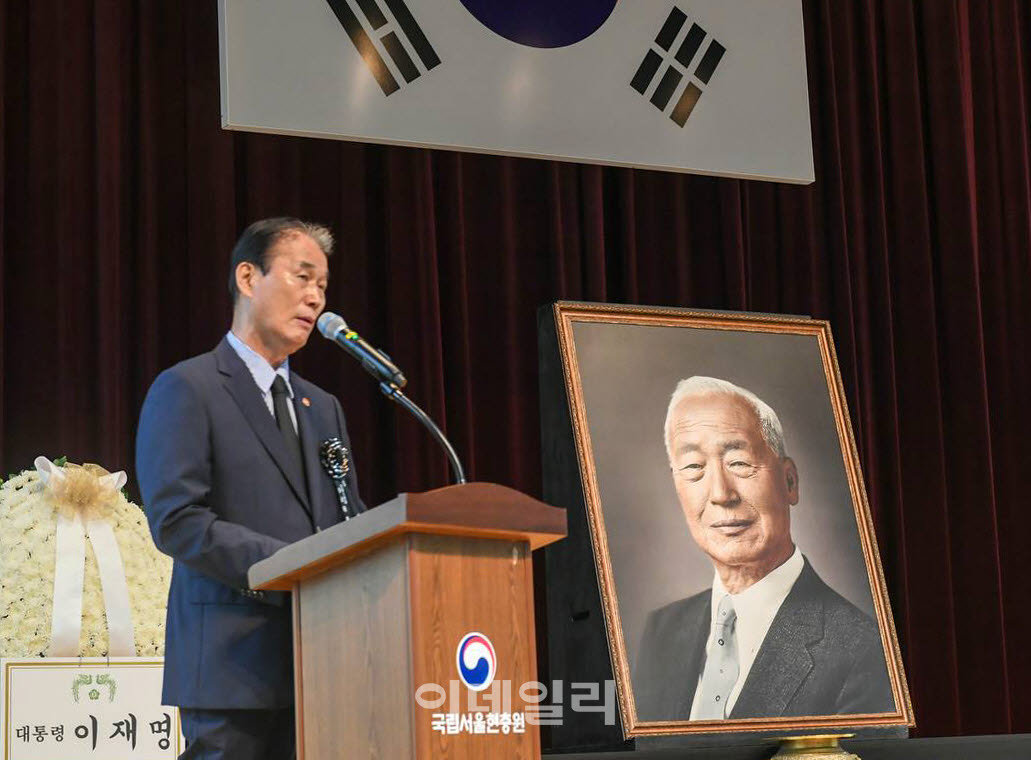 [포토] 이승만 대통령 61주기 추모사하는 권오을 장관