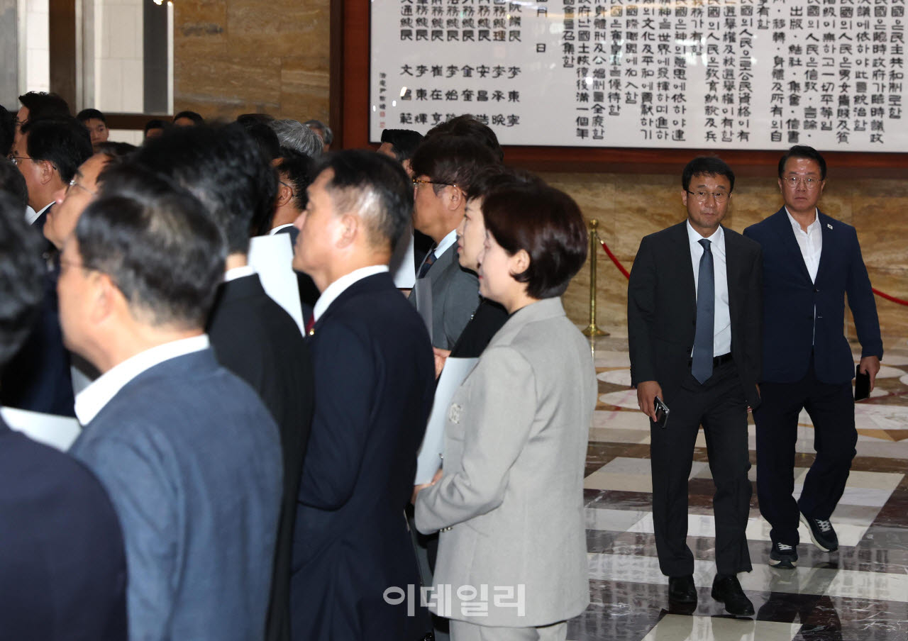 [포토]'규탄대회 갖는 국민의힘 지나는 한병도 직무대행'