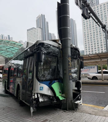 광명역, 버스 그대로 돌진...기사 "급발진입니다!" 주장