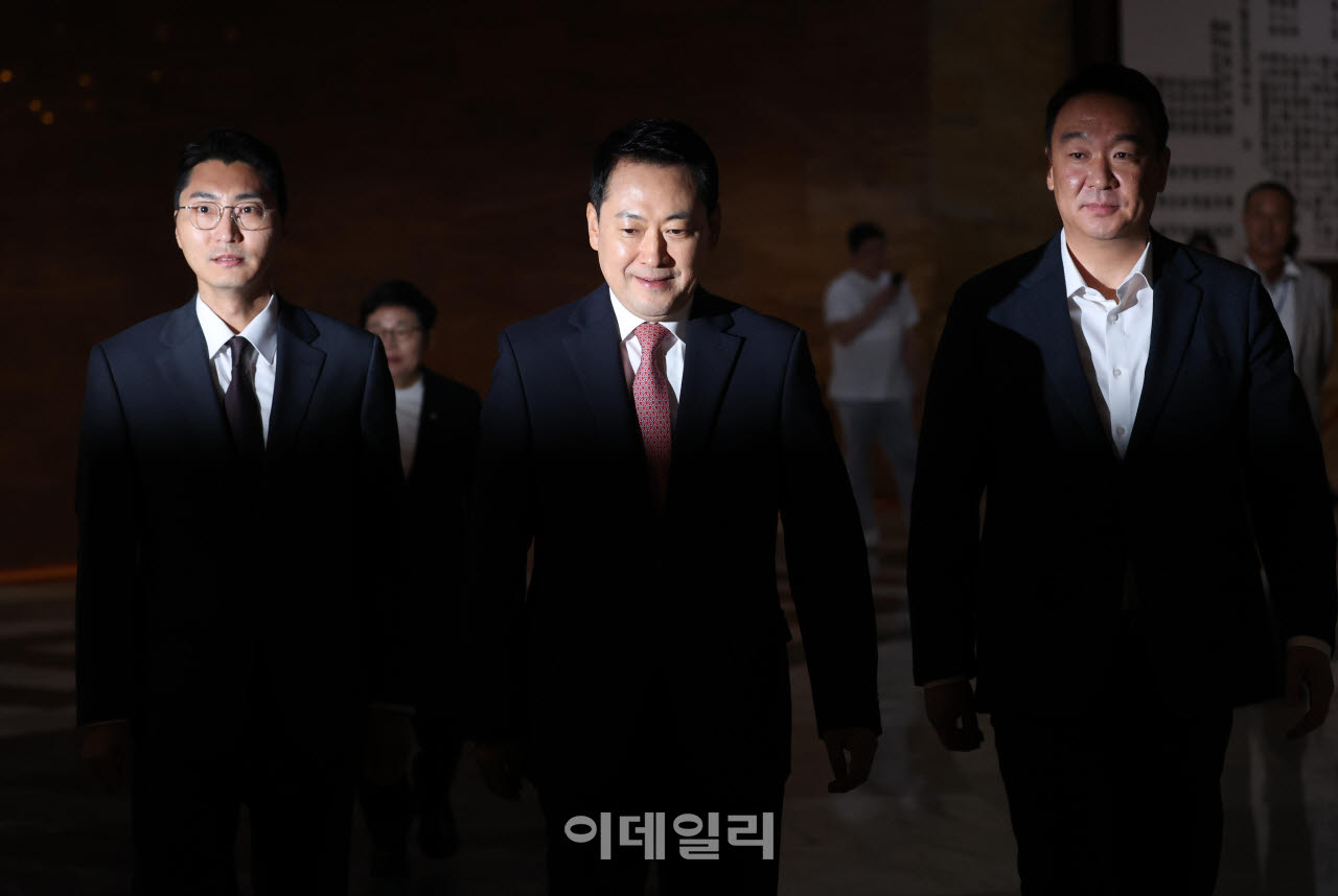 [포토]'비공개 의원총회 참석하는 장동혁 대표'