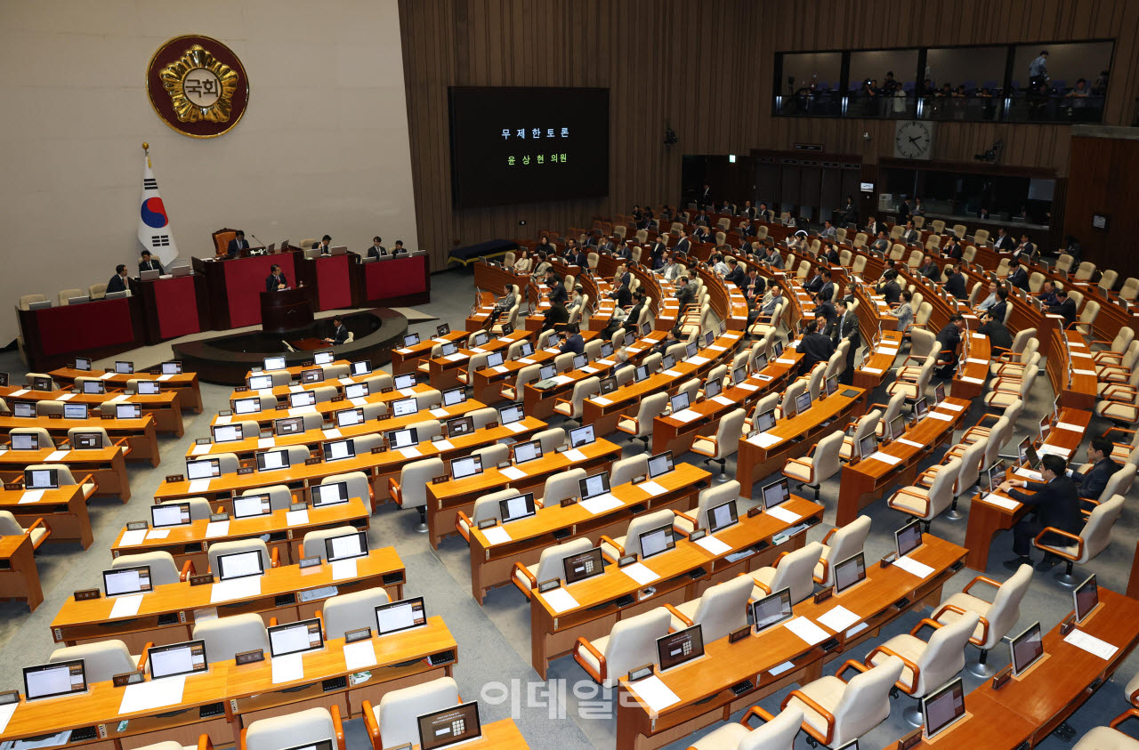 [포토]윤상현, '종합특검연장법 필리버스터...민주당 의원들은 퇴장'