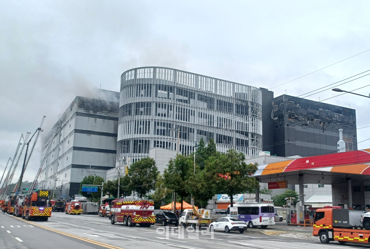인천 쿠팡물류센터 화재 사흘째...진화 총력